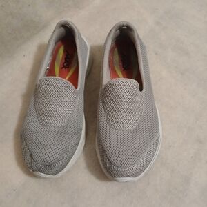 Skechers GoGa Max Sneakers Size 7 Beige